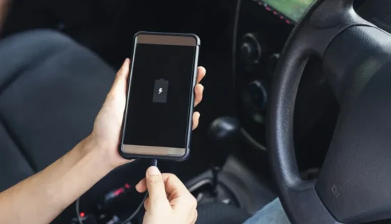 Nabíjení vybitého telefonu v autě