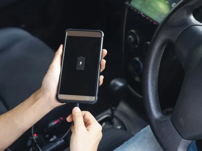 Nabíjení vybitého telefonu v autě