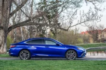 Modrý Lexus ES 300h