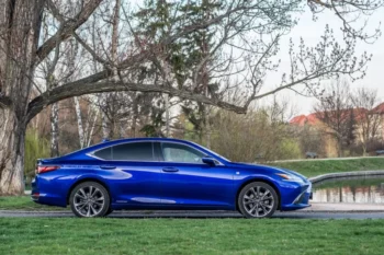 Modrý Lexus ES 300h