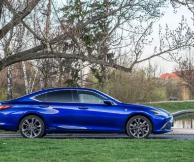 Modrý Lexus ES 300h