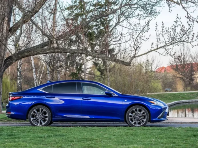 Modrý Lexus ES 300h