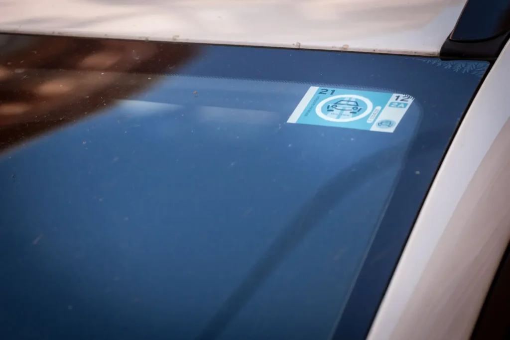 - MotorGuru.cz Dálniční známka na čelním skle