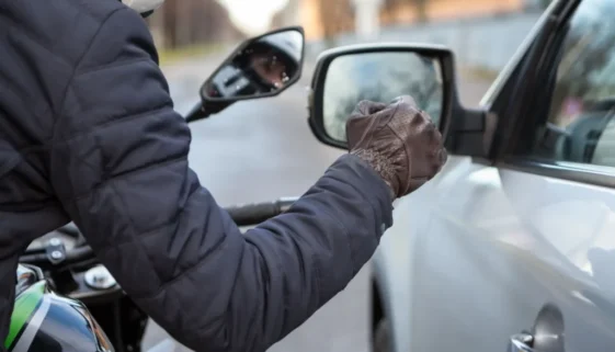 Motorkář hrozící jinému řidiči