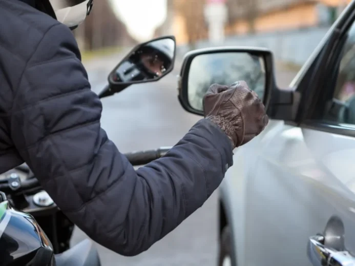 Motorkář hrozící jinému řidiči