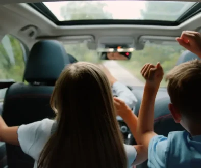 Dvě děti na zadních sedadlech auta