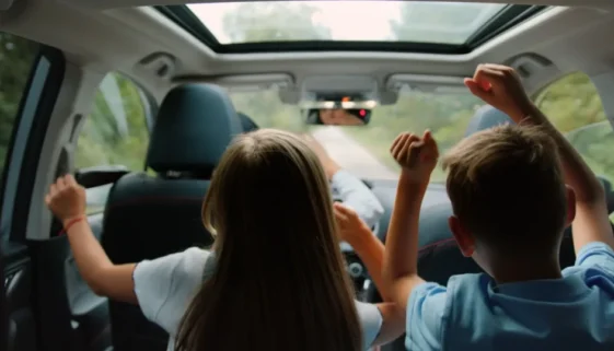 Dvě děti na zadních sedadlech auta
