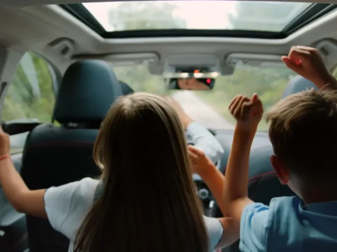 Dvě děti na zadních sedadlech auta