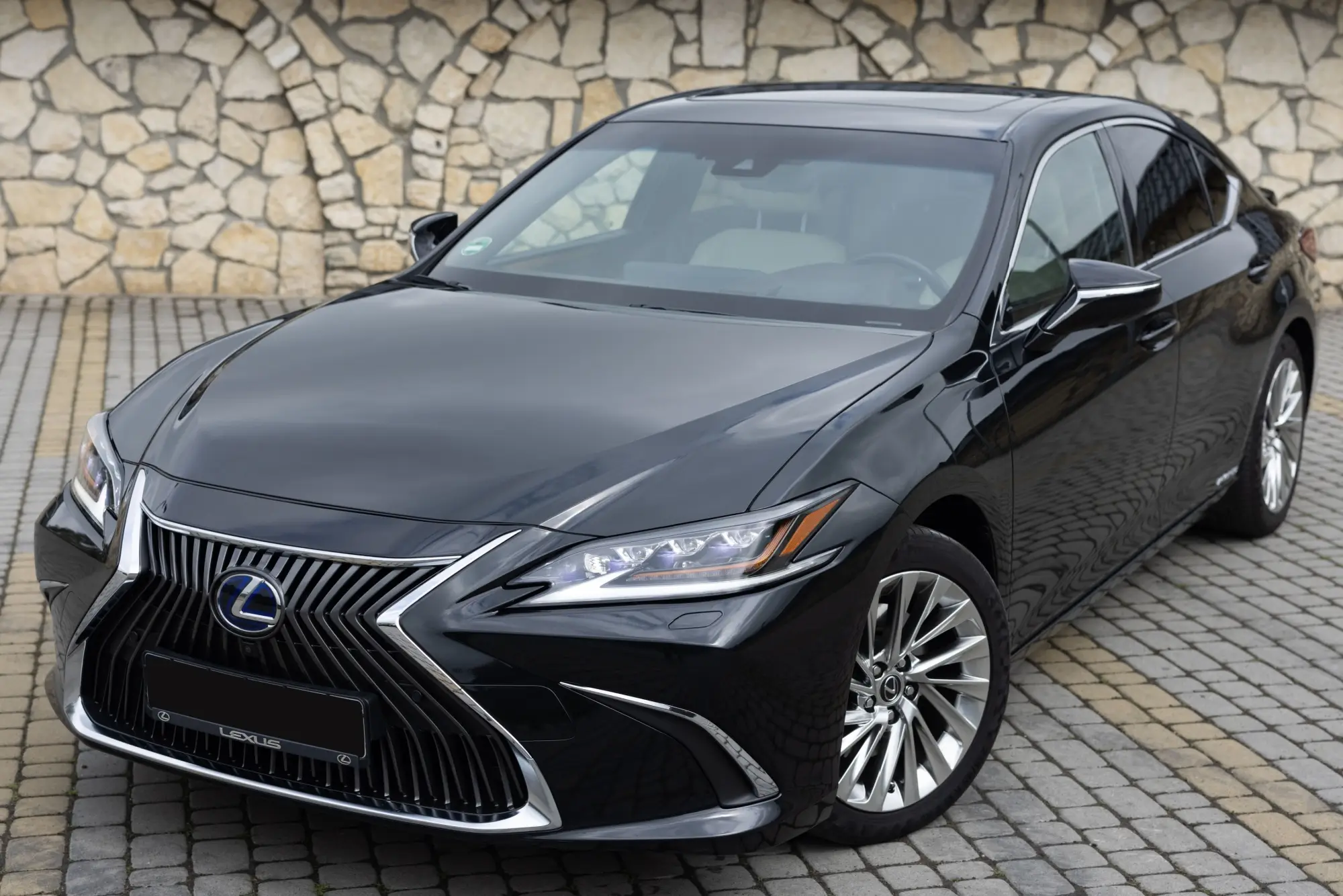 - MotorGuru.cz Černá verze modelu Lexus ES 300h