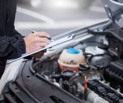 Muž kontrolující motor auta