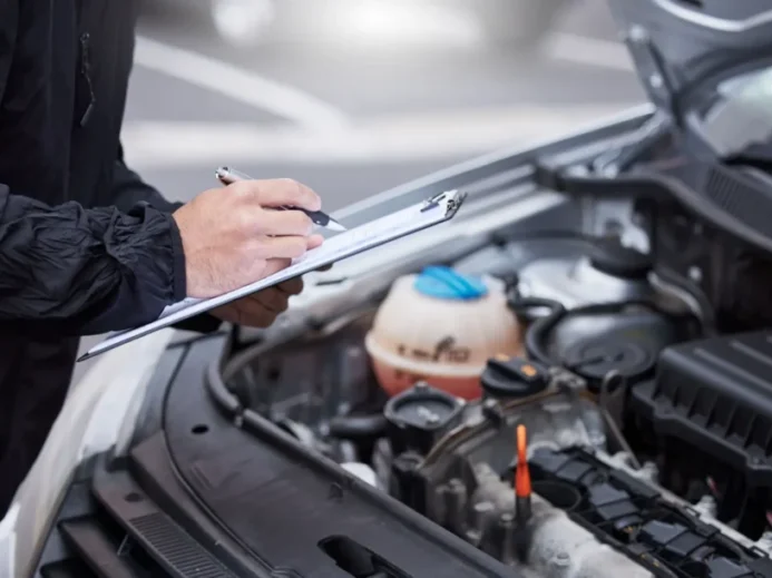 Muž kontrolující motor auta