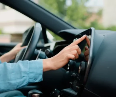 Žena nastavující systémy v autě