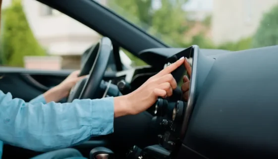 Žena nastavující systémy v autě