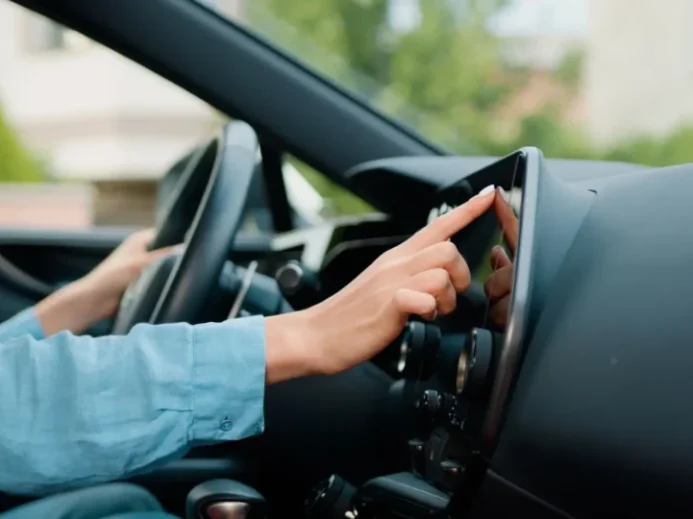 Žena nastavující systémy v autě