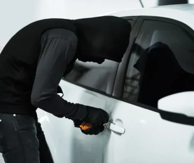 Lupič v černém krade auto