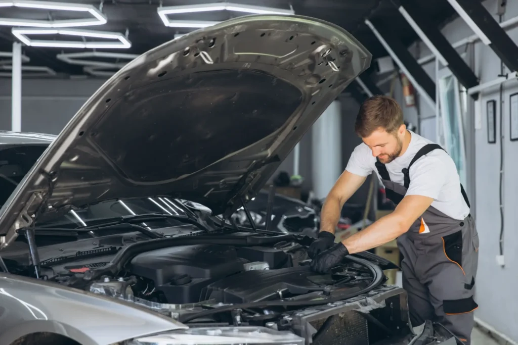 - MotorGuru.cz Mechanik seřizující motor auta