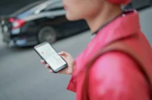 Žena hledající cestu podle Google Maps