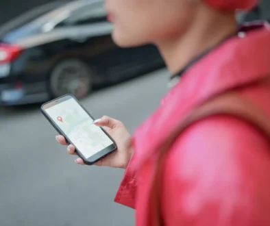 Žena hledající cestu podle Google Maps