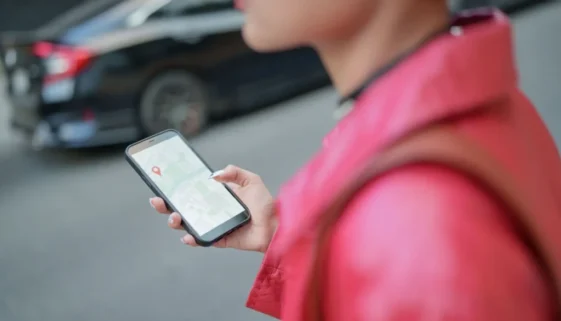 Žena hledající cestu podle Google Maps