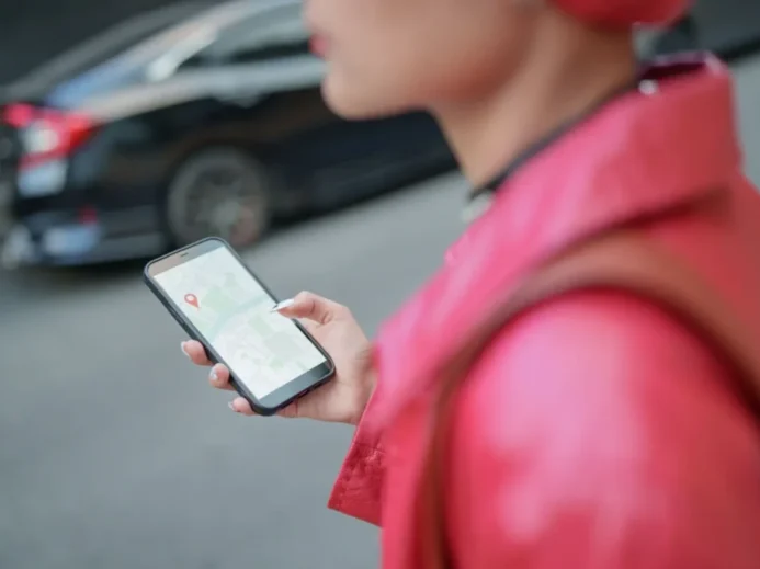 Žena hledající cestu podle Google Maps