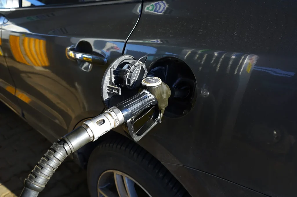 - MotorGuru.cz Tankování paliva do auta