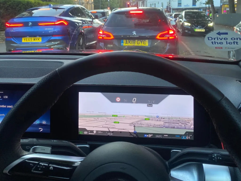 - MotorGuru.cz Interiér Mercedesu GLB