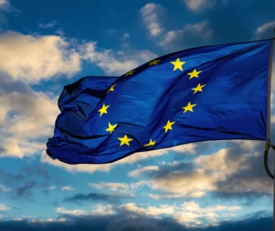 Evropská unie slevila ze svých přísných požadavků.