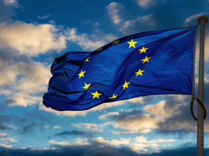 Evropská unie slevila ze svých přísných požadavků.