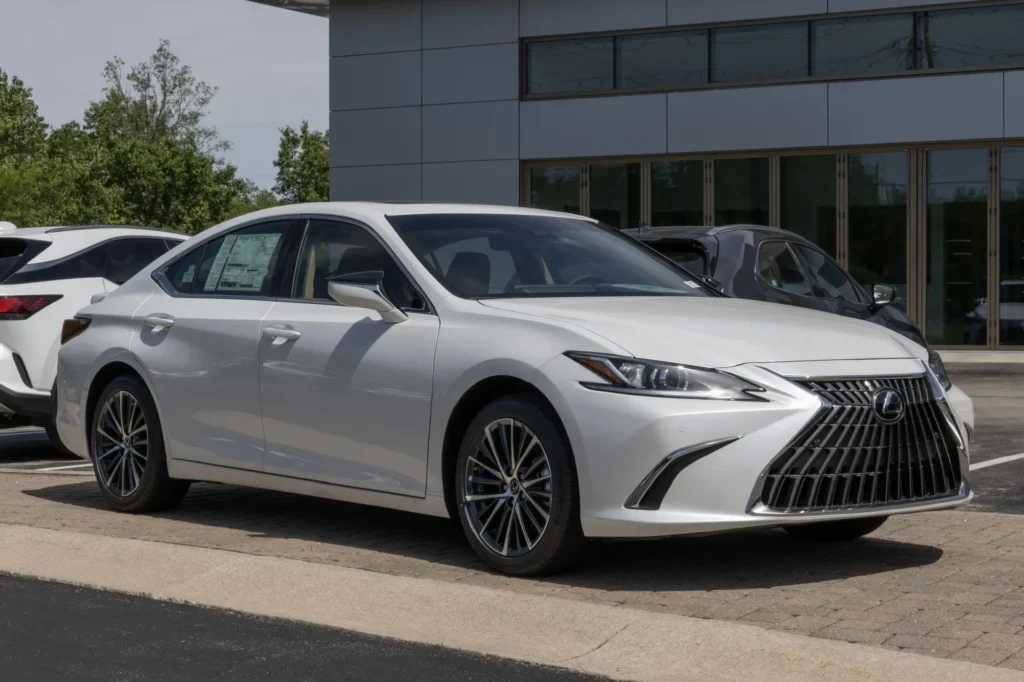 - MotorGuru.cz Bílý model Lexus ES 350h