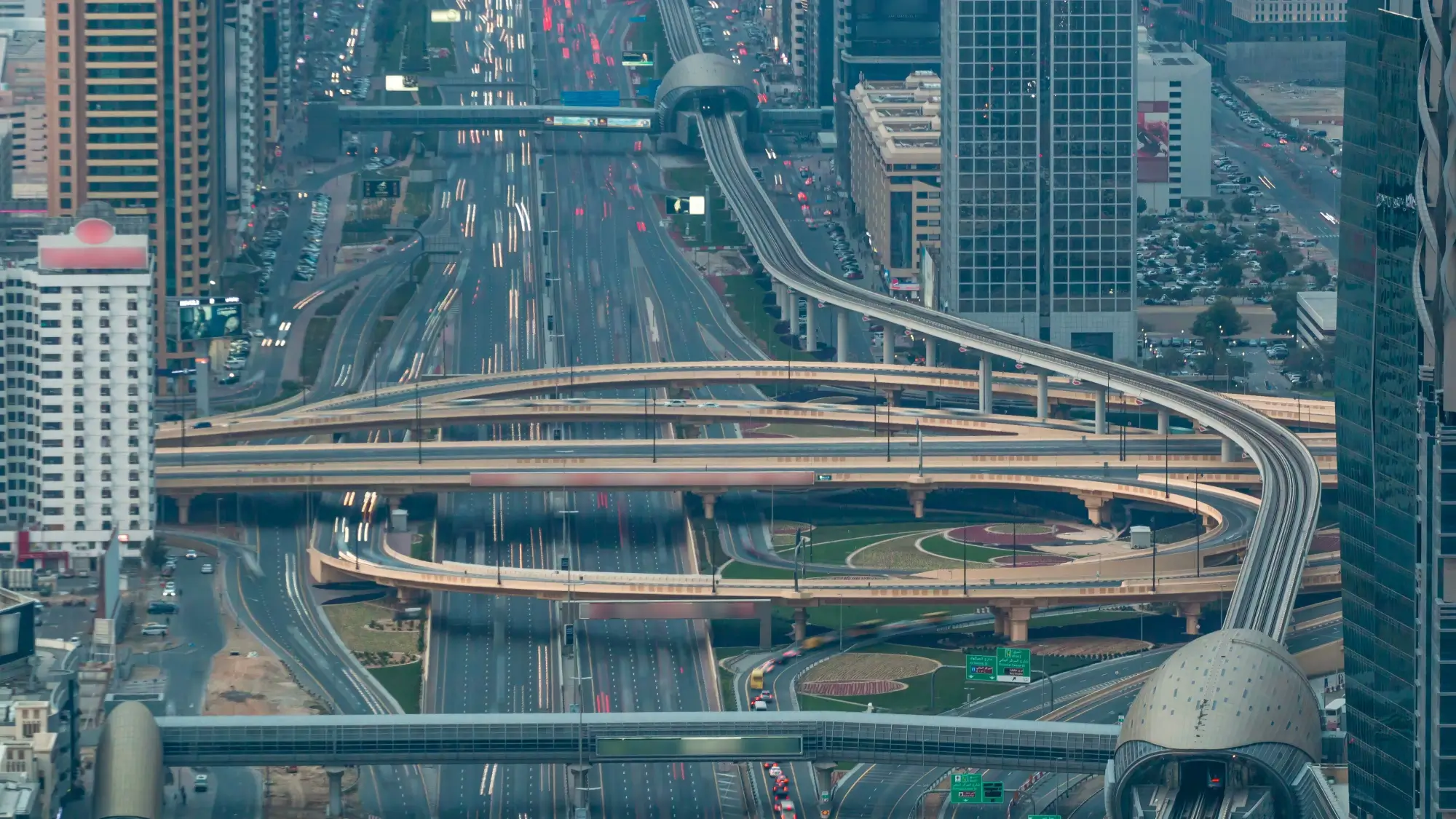 Letecký pohled na dálniční křižovatku s dopravní časovou prodlevou v Dubaji.