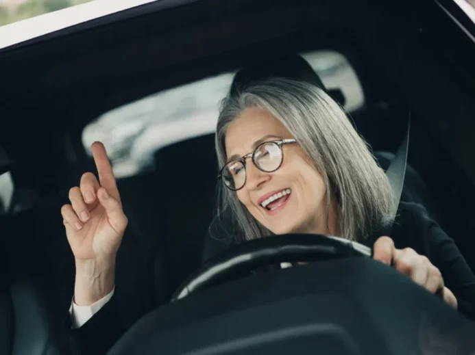 Lidé nad 65 let si mohou oddechnout.