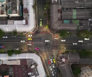 Pokud křižovatka není značena, platí přednost zprava.