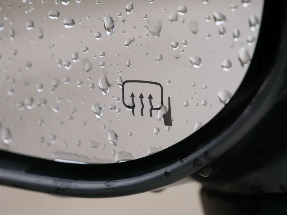 - MotorGuru.cz Zatímco některá auta mají tlačítko samostatně, mnoho z nich je skrývá automaticky pod vyhříváním zadního sedadla.