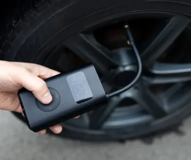 Kontrola tlaku v pneumatikách.