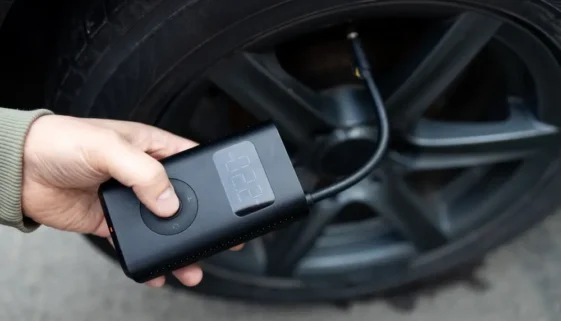 Kontrola tlaku v pneumatikách.