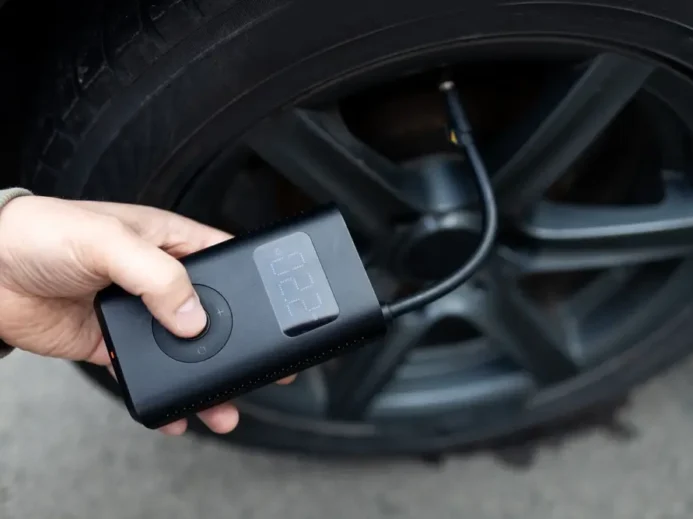 Kontrola tlaku v pneumatikách.