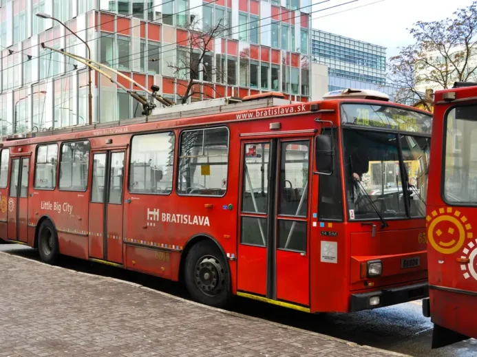 Škoda 14Tr jezdila také u našich východních sousedů v Bratislavě.