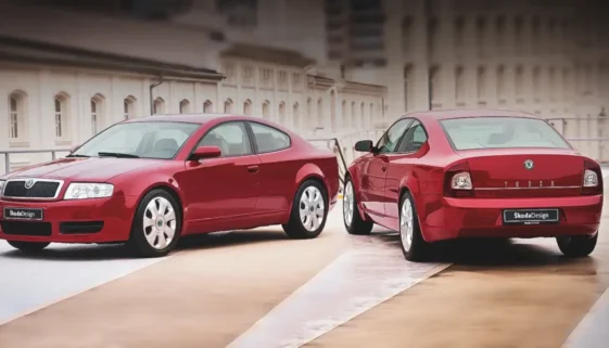 Červená Škoda Tudor při pohledu z boku a zezadu.