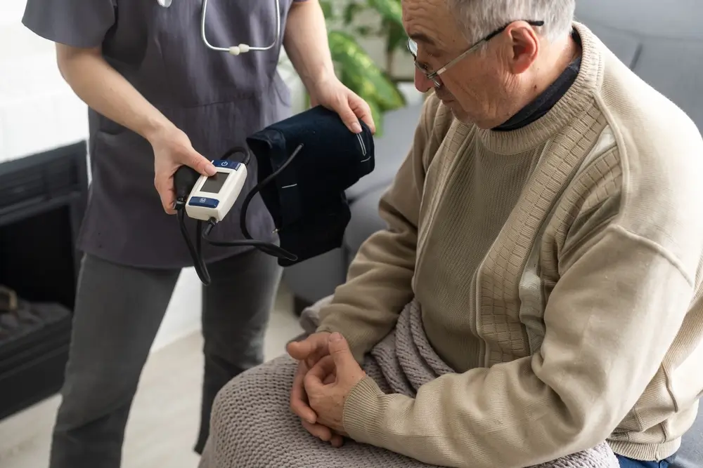 - MotorGuru.cz Senior na zdravotní lékařské prohlídce.