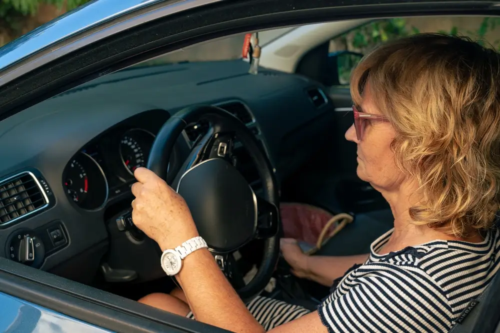 - MotorGuru.cz Žena řídící auto s manuální převodovkou