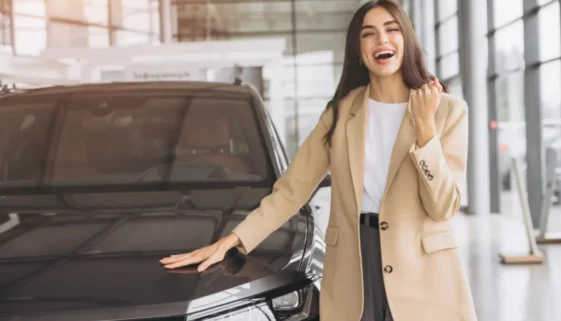 žena se raduje z nového vozu