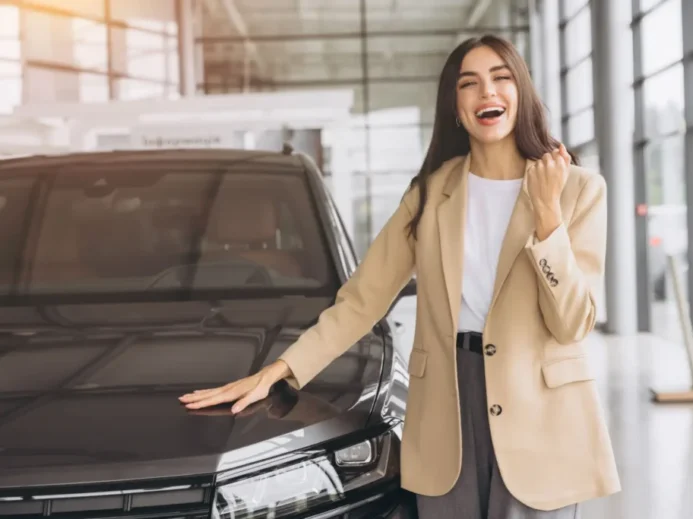 žena se raduje z nového vozu