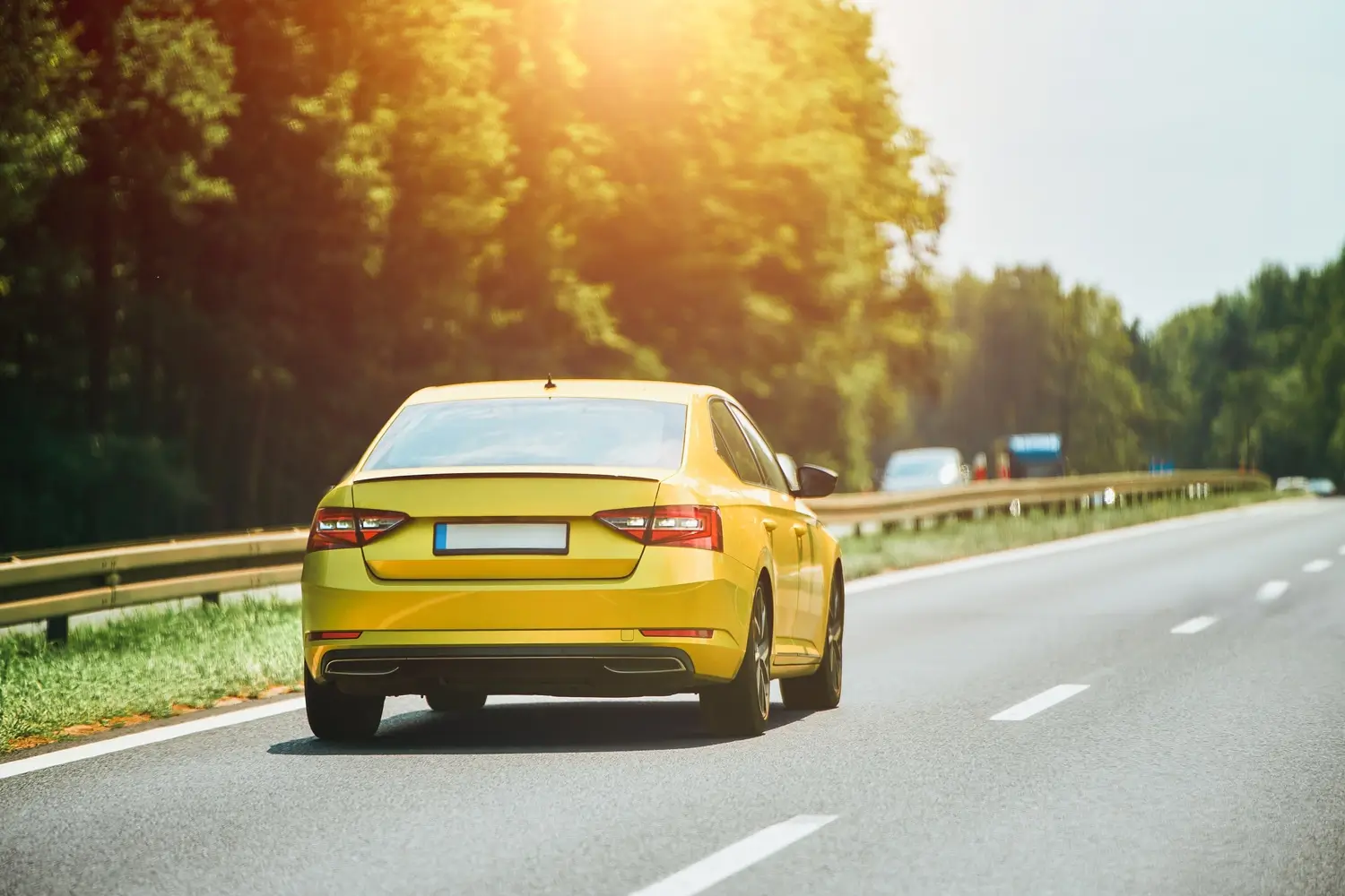 žluté auto na silnici