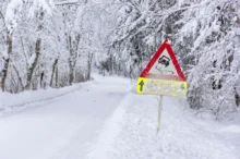 Dopravní značka smyku v zimní krajině