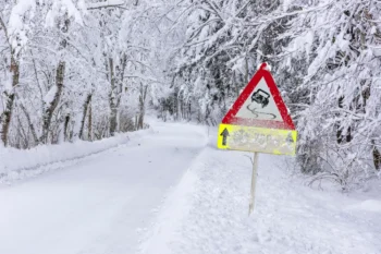 Dopravní značka smyku v zimní krajině