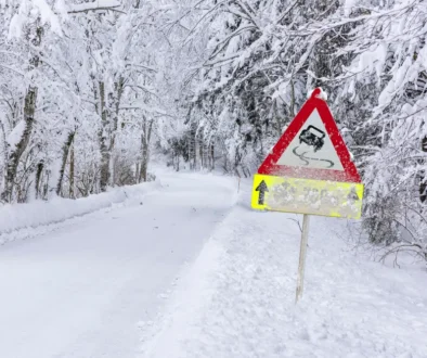 Dopravní značka smyku v zimní krajině