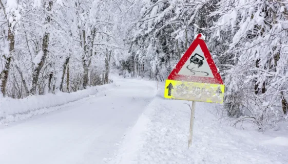 Dopravní značka smyku v zimní krajině