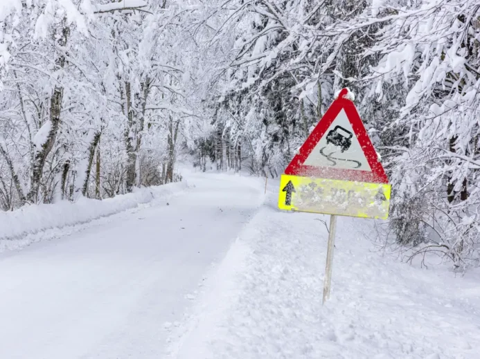 Dopravní značka smyku v zimní krajině