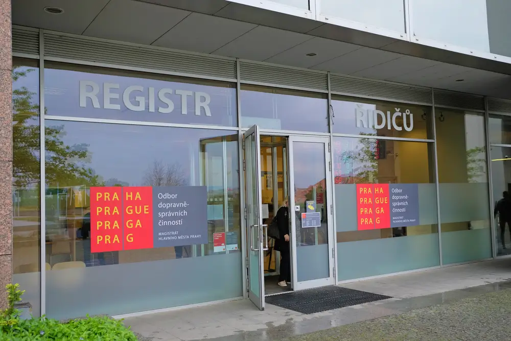 - MotorGuru.cz Na úřad už kvůli žádosti o řidičské oprávnění nemusíte. Vše lze vyřídit online.