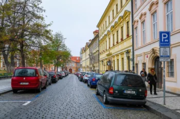 Parkování přes Vánoce v Praze se liší napříč jednotlivými městskými částmi.